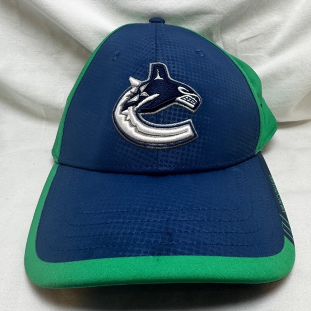 NHL Authentic Pro Baseball Cap Vancouver Canucks Flex Fit M/L Logo Hockey